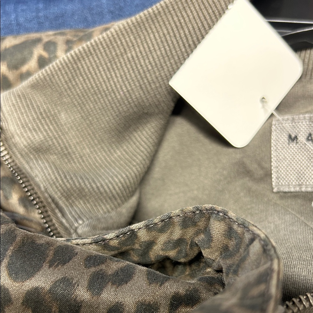 Chic Leopard Print Bomber Jacket - image 3